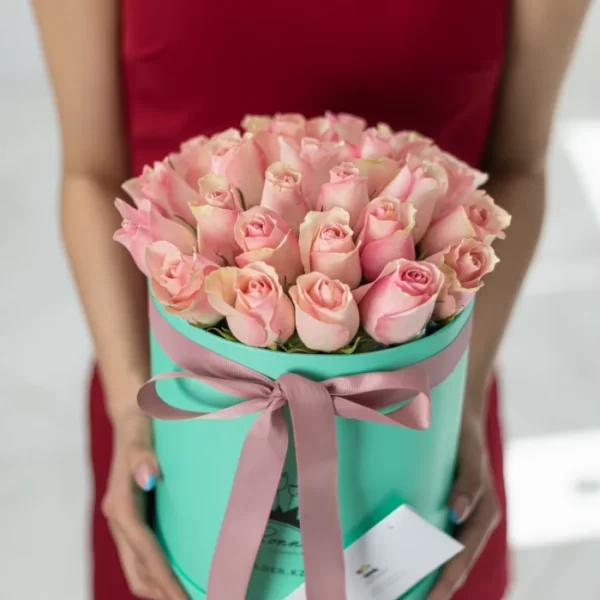 25 nezhno rozovyh roz v korobke tiffani 4